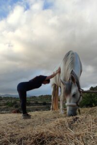sesiones con caballos de yoga terapeutico y yin yoga con Begoña&Montriana